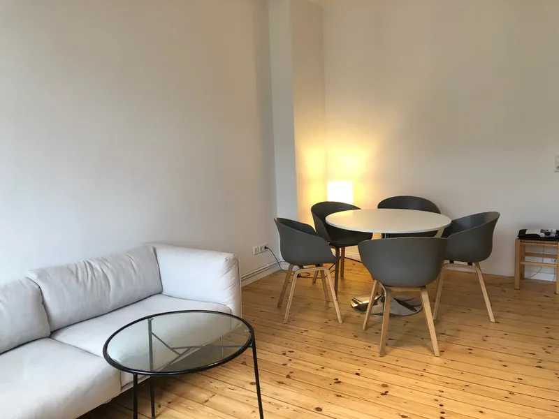 Möblierte 3-Zimmer-Altbauwohnung mit Balkon & Aufzug in Prenzlauer Berg — photo 1